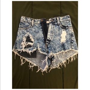💖 Vibrant destroyed jean shorts